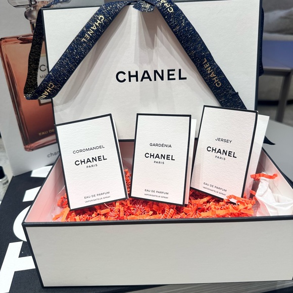 - Chanel Les exclusifs gift with box and ribbon. - Picture 6 of 6